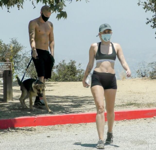 Miley Cyrus presume abdomen marcado con crop top 