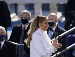 Video. JLo recita el juramento de lealtad en español en la investidura de Biden