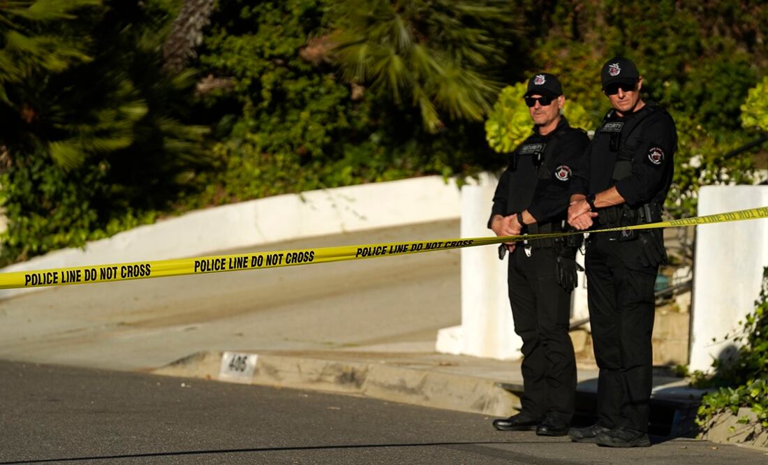 Policía “lucha por su vida” al enfrentarse a hombre que trata de apuñalarla con un martillo. Foto: AP