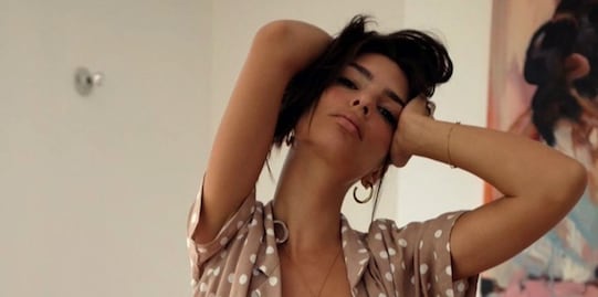 Emily Ratajkowski deslumbra con mini cintura y bikini de lunares