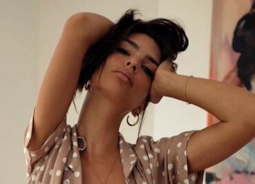 Emily Ratajkowski deslumbra con mini cintura y bikini de lunares