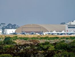 Muere piloto de avión militar que se estrelló cerca de base de San Diego