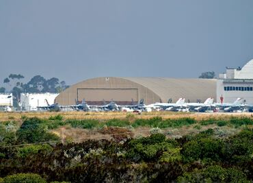 Muere piloto de avión militar que se estrelló cerca de base de San Diego