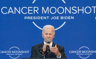 Biden impulsa desarrollo de biotecnología estadounidense contra el cáncer