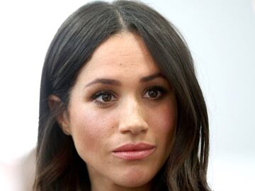 Meghan Markle se ‘burla de la familia real’ con look inspirado en Wallis Simpson