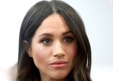 Meghan Markle se ‘burla de la familia real’ con look inspirado en Wallis Simpson