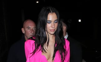 Dua Lipa arrasa con la tendencia ‘bra out’ en Londres