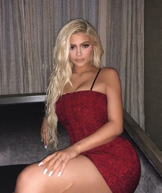 Kylie Jenner presume figura de infarto en vestido negro