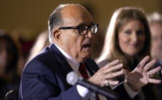 Hospitalizan a Rudy Giuliani, abogado de Trump, por coronavirus