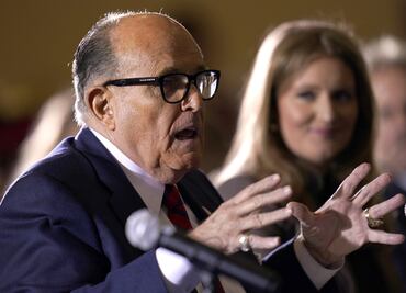 Hospitalizan a Rudy Giuliani, abogado de Trump, por coronavirus