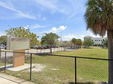 Mujer amenaza con desatar tiroteo en la escuela de sus hijos en Florida