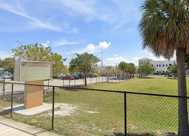 Mujer amenaza con desatar tiroteo en la escuela de sus hijos en Florida