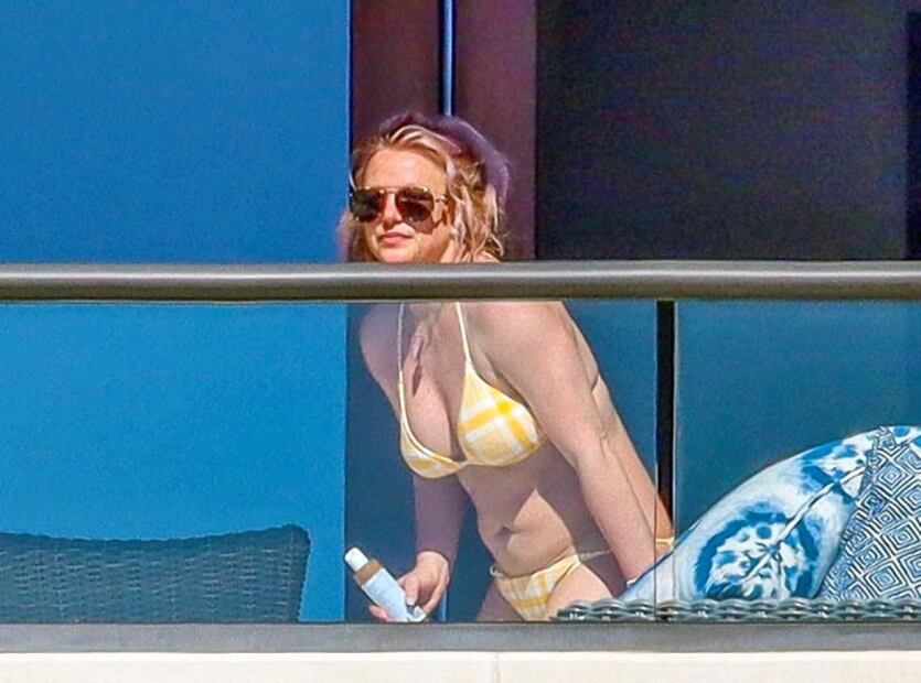 Britney Spears conquista Hawái con pequeño bikini a cuadros
