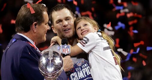 Peligroso clavado de Tom Brady con su hija genera polémica en internet