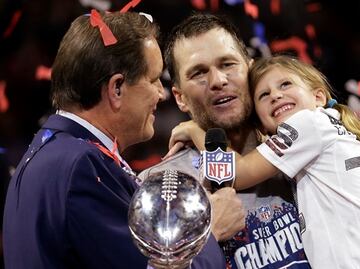 Peligroso clavado de Tom Brady con su hija genera polémica en internet