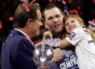 Peligroso clavado de Tom Brady con su hija genera polémica en internet