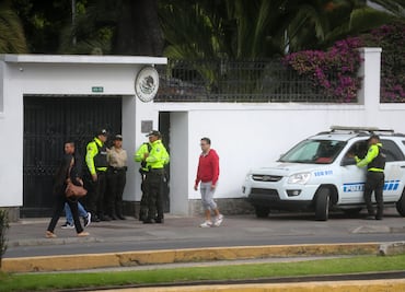 EU condena "el uso de la fuerza" contra embajada de México en Quito; Ecuador se defiende ante la OEA
