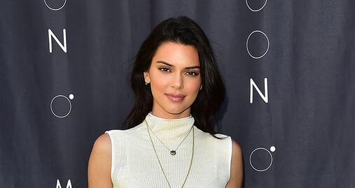 Kendall Jenner impone tendencia con blusa traslúcida en LA 