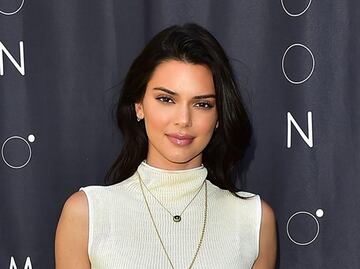 Kendall Jenner impone tendencia con blusa traslúcida en LA