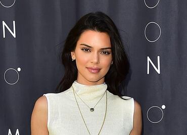 Kendall Jenner impone tendencia con blusa traslúcida en LA