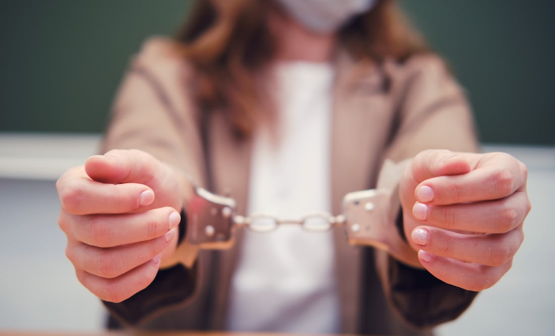 Sentencian a 100 horas de servicio comunitario a mujer que asesinó a su novio, hirió a su perro y se apuñaló a ella misma bajo una psicosis de marihuana. Foto iStock / Andrey Zhuravlev