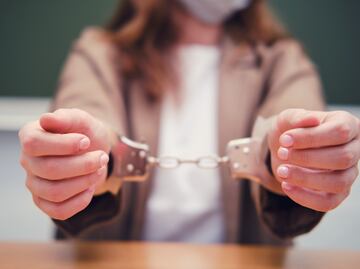 Mujer asesina a su novio y apuñala a su perro y solo le dan 100 horas de servicio comunitario