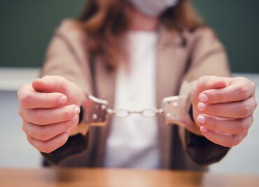 Mujer asesina a su novio y apuñala a su perro y solo le dan 100 horas de servicio comunitario