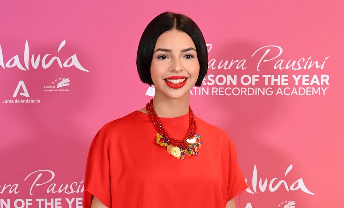 Ángela Aguilar agradece a su marido, Christian Nodal al recibir su premio como mujer del año. Foto: Shutterstock vía Grosby