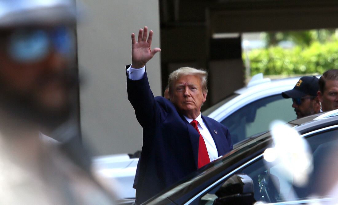 Donald Trump (2017-2021) abandona la sede de los tribunales federales de Miami tras ser fichado y procesado por 37 cargos relacionados al caso de los documentos secretos. Alon Skuy/Getty Images/AFP (Photo by Alon Skuy / GETTY IMAGES NORTH AMERICA / Getty Images via AFP)