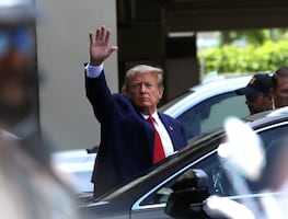 Trump pasa a disposición judicial tras llegar a la corte para la lectura de sus cargos