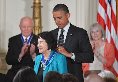 ¿Quién fue Dolores Huerta? La activista y líder sindical detrás del “Sí, se puede”
