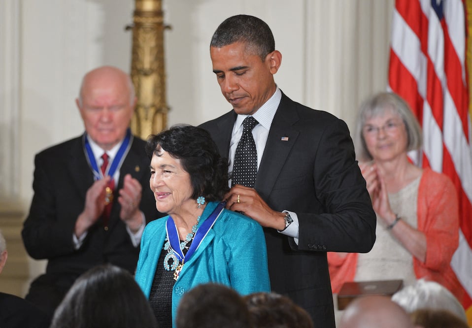 ¿Quién fue Dolores Huerta? La activista y líder sindical detrás del “Sí, se puede”. (Photo by Mandel NGAN / AFP)