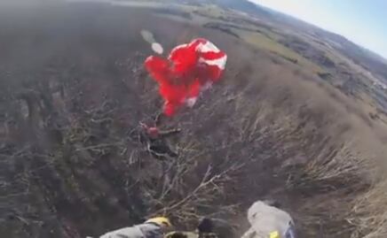 Video. Rescatan a hombre varado en árbol a 20 metros de altura en Alabama