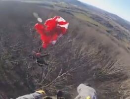 Video. Rescatan a hombre varado en árbol a 20 metros de altura en Alabama