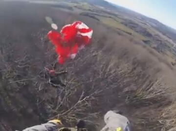 Video. Rescatan a hombre varado en árbol a 20 metros de altura en Alabama
