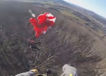 Video. Rescatan a hombre varado en árbol a 20 metros de altura en Alabama