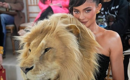Kylie Jenner estalla polémica al usar vestido con cabeza de león en Francia