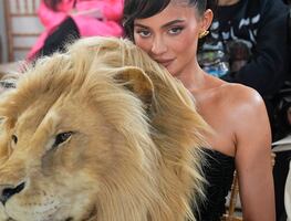 Kylie Jenner estalla polémica al usar vestido con cabeza de león en Francia