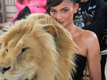 Kylie Jenner estalla polémica al usar vestido con cabeza de león en Francia