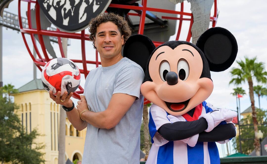 Mexican National Team goalkeeper Memo Ochoa and Mickey Mouse (Amy Smith, photographer, cortesía Disney World Latino)