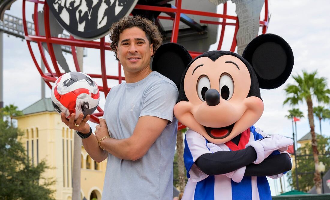 Mexican National Team goalkeeper Memo Ochoa and Mickey Mouse (Amy Smith, photographer, cortesía Disney World Latino)