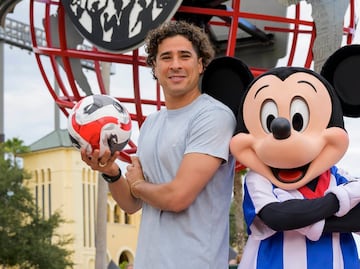 Memo Ochoa y Mickey Mouse sorprenden a jugadores de fútbol juvenil en Walt Disney World