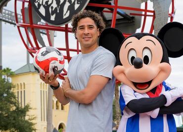 Memo Ochoa y Mickey Mouse sorprenden a jugadores de fútbol juvenil en Walt Disney World
