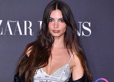 Emily Ratajkowski deja ver su figura irreal en video con blazer sin lencería