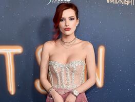 Bella Thorne enamora al posar junto al mar con vestido side boob
