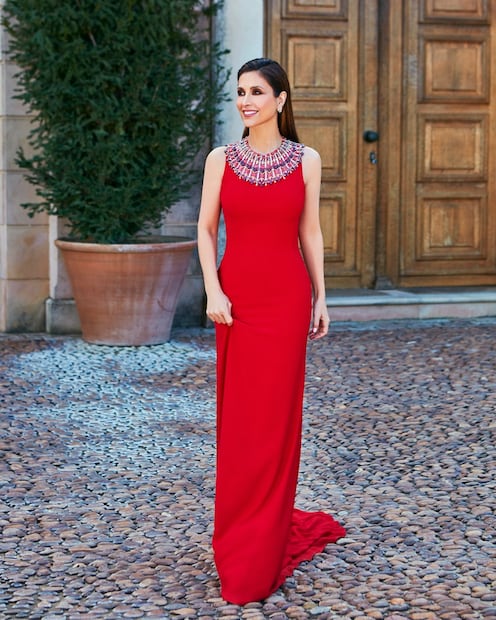 Paloma Cuevas destella belleza y elegancia con ajustado vestido rojo carmesí. Foto: The Grosby Group