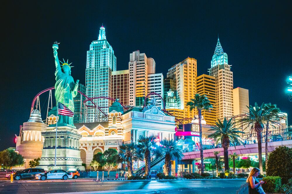Las Vegas prohíbe quedarse parado en puentes de The Strip bajo amenaza de prisión. Foto iStock / Volver a descargar