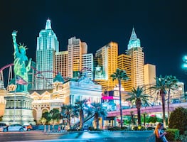 Las Vegas prohíbe quedarse parado en puentes de The Strip bajo amenaza de prisión