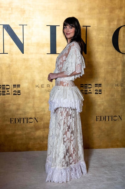Dakota Johnson impone tendencia con elegante vestido de transparencias y encaje