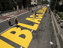 Video. Pintan "Black Lives Matter" frente a la Torre Trump